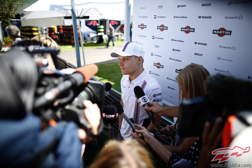 Valtteri Bottas atiende a los medios de comunicación