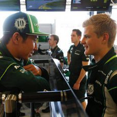 Kamui Kobayashi y Marcus Ericsson charlan en Australia