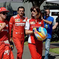 Fernando Alonso y Pedro de la Rosa caminan en el paddock