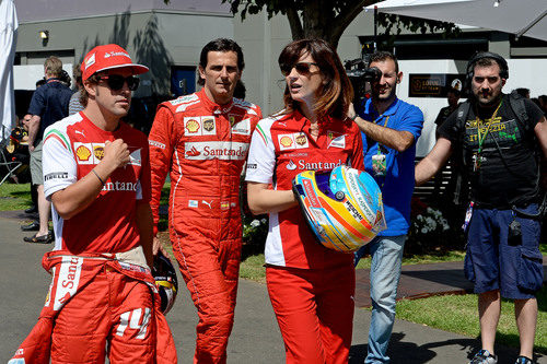 Fernando Alonso y Pedro de la Rosa caminan en el paddock