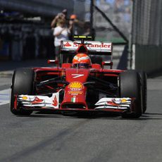 Kimi Räikkönen pasa por la zona de boxes