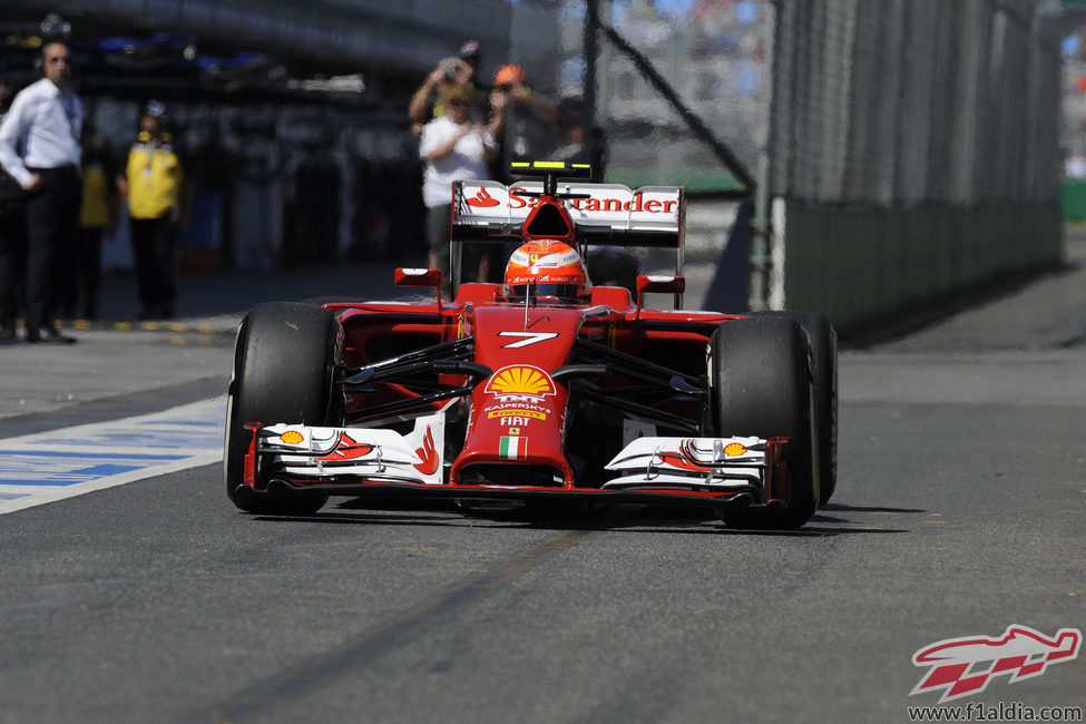 Kimi Räikkönen pasa por la zona de boxes