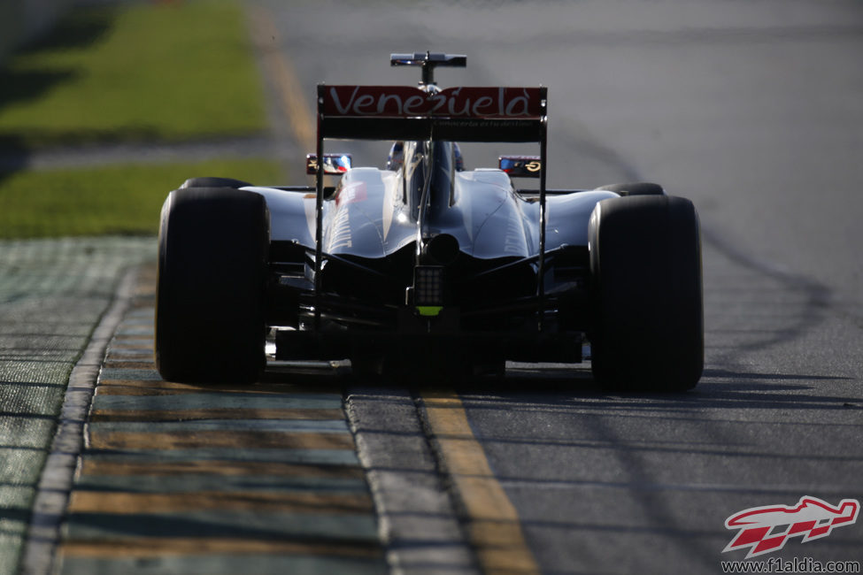 Romain Grosjean acabó el día con bandera amarilla