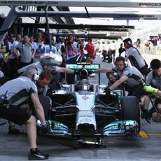 Nico Rosberg practica paradas en boxes