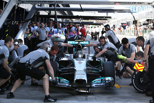Nico Rosberg practica paradas en boxes