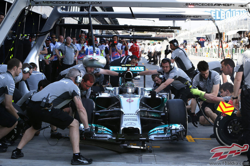 Nico Rosberg practica paradas en boxes