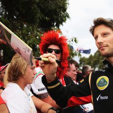 Romain Grosjean firma autógrafos antes de los libres