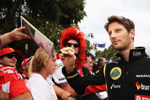 Romain Grosjean firma autógrafos antes de los libres