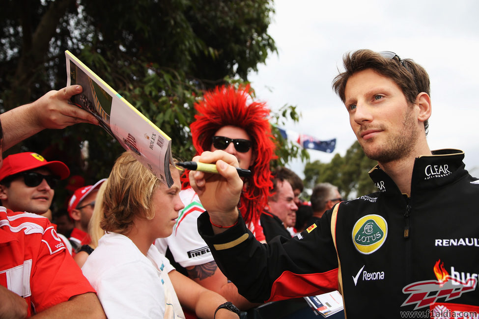 Romain Grosjean firma autógrafos antes de los libres