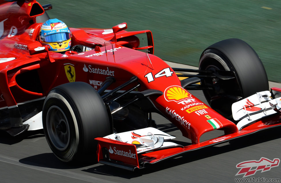 El F14-T de Fernando Alonso rueda con el compuesto medio