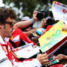 Fernando Alonso atiende a los aficionados