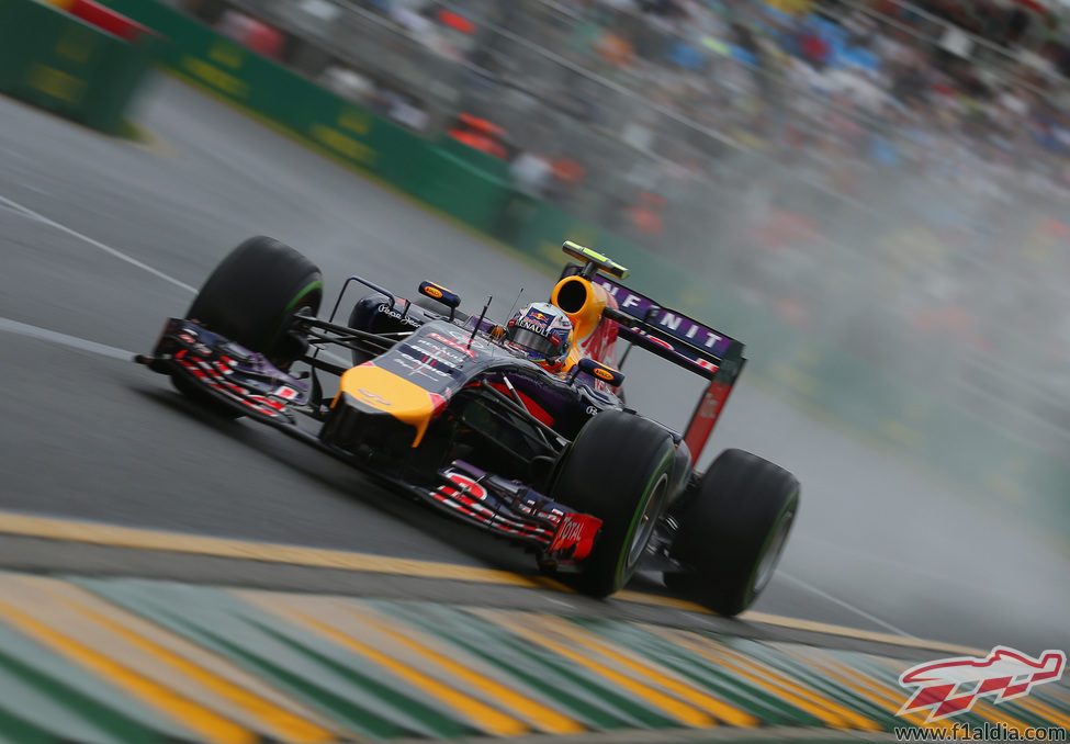 Daniel Ricciardo vuela sobre mojado