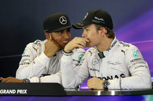Lewis Hamilton y Nico Rosberg cuchichean en rueda de prensa