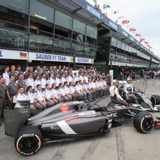 La plantilla de Sauber posa en Australia