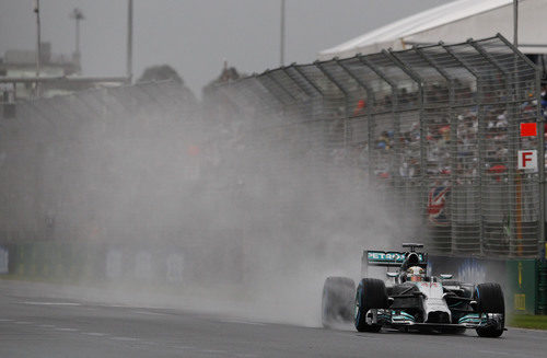 Spray de agua de Lewis Hamilton en Albert Park