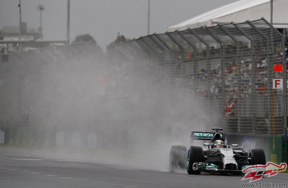 Spray de agua de Lewis Hamilton en Albert Park