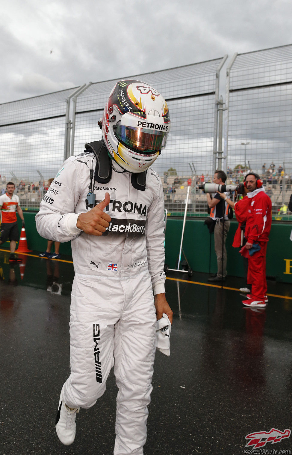 Lewis Hamilton, contento tras la pole en Australia