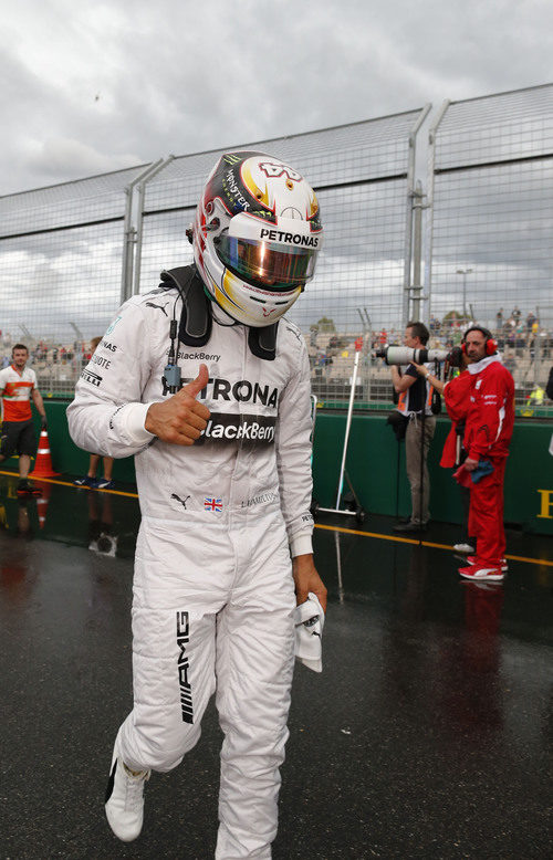 Lewis Hamilton, contento tras la pole en Australia
