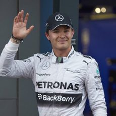 Nico Rosberg saluda tras la clasificación