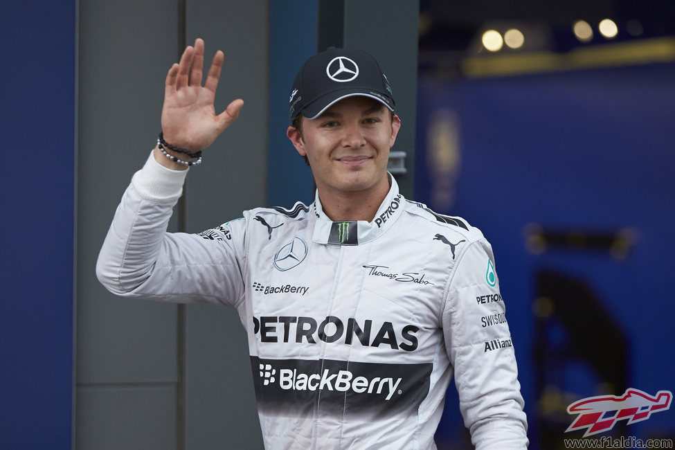 Nico Rosberg saluda tras la clasificación