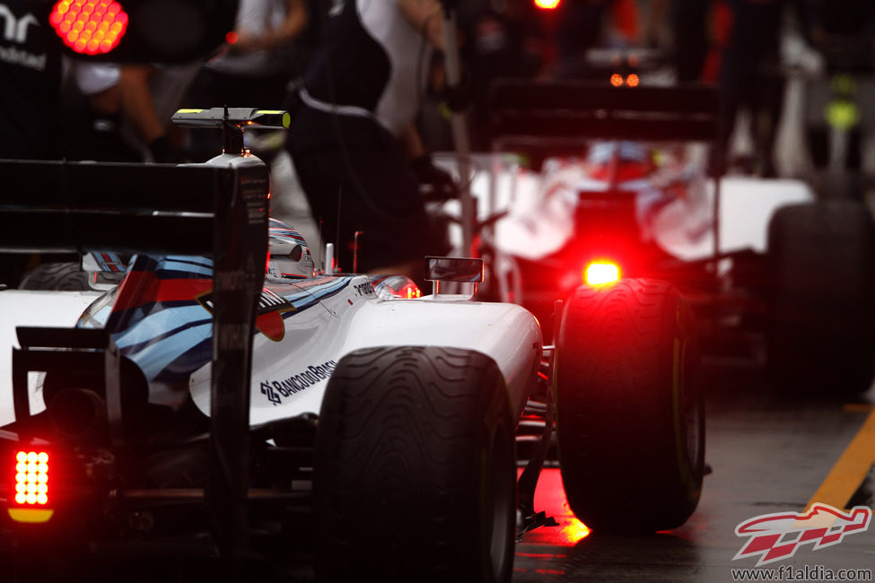 Valtteri Bottas llega a boxes en Albert Park