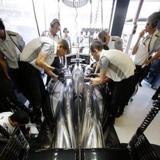 El equipo trabaja en el coche de Jenson Button