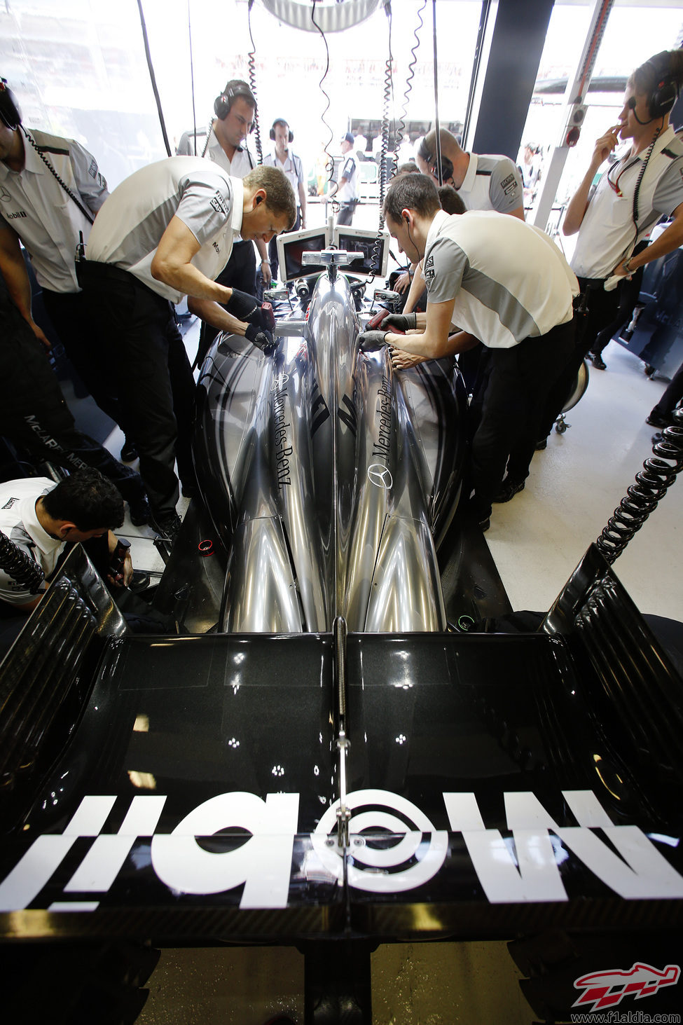 El equipo trabaja en el coche de Jenson Button