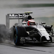 Kevin Magnussen rodando sobre la pista mojada