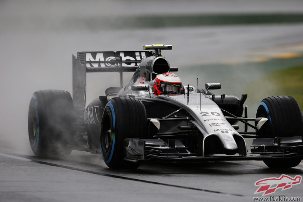 Kevin Magnussen rodando sobre la pista mojada