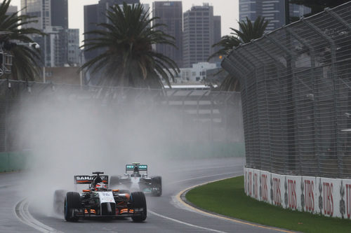 Nico Hülkenberg encontrando tráfico durante su vuelta lanzada