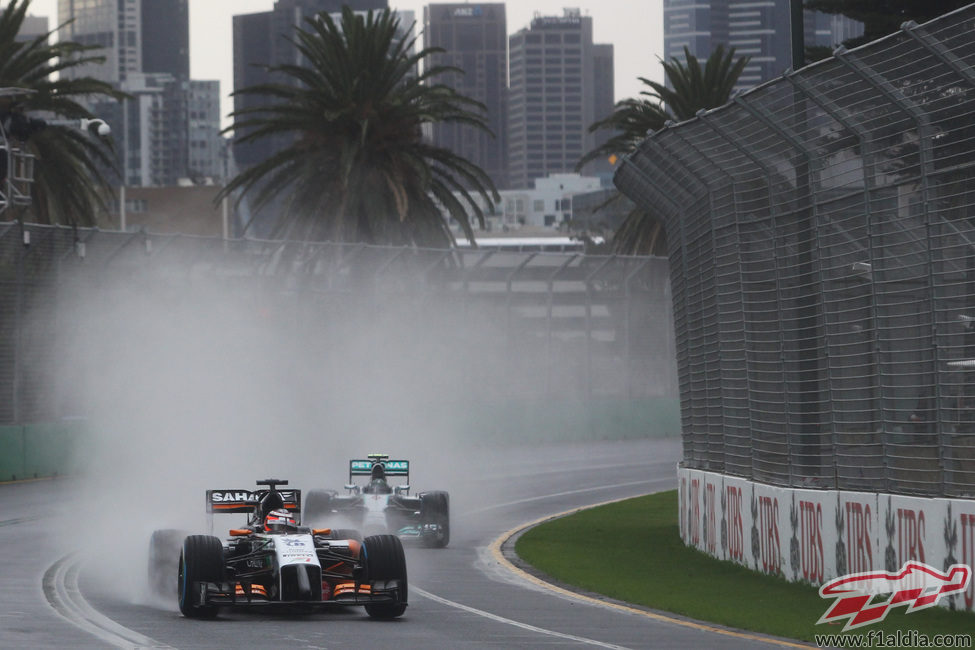 Nico Hülkenberg encontrando tráfico durante su vuelta lanzada