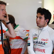 Sergio Perez a punto de empezar la sesión de clasificación