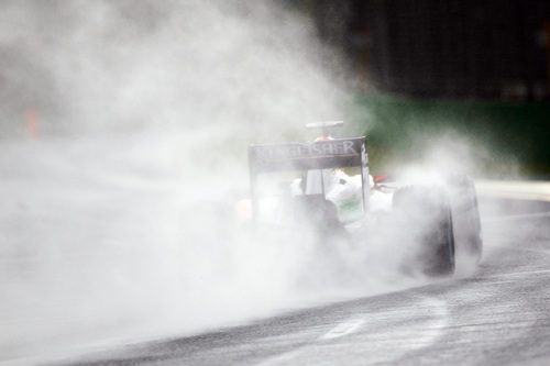 Sergio Pérez bajo la lluvia de Australia