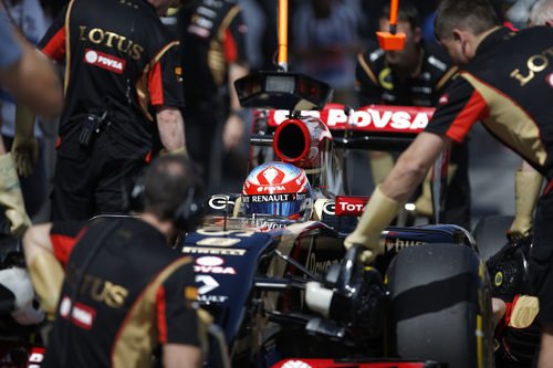Romain Grosjean vuelve a boxes ayudado por los mecánicos