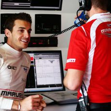 Jules Bianchi, sonriente en el box de Marussia en Albert Park