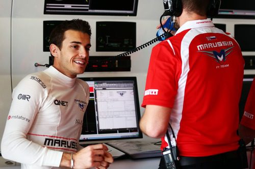 Jules Bianchi, sonriente en el box de Marussia en Albert Park