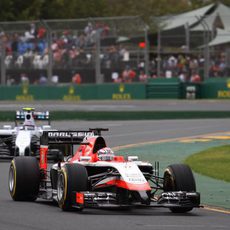 Jules Bianchi rueda delante de uno de los Williams