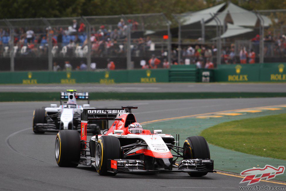 Jules Bianchi rueda delante de uno de los Williams