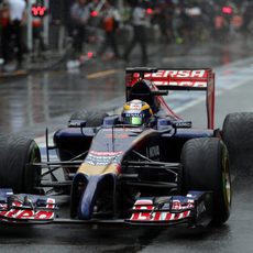 Jean-Eric Vergne sale del pitlane con neumáticos intermedios