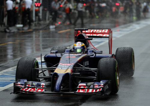 Jean-Eric Vergne sale del pitlane con neumáticos intermedios