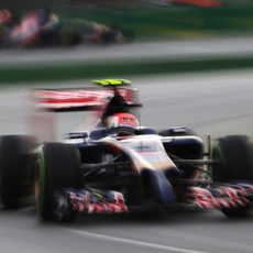 Daniil Kvyat perseguido a lo lejos por Jean-Eric Vergne