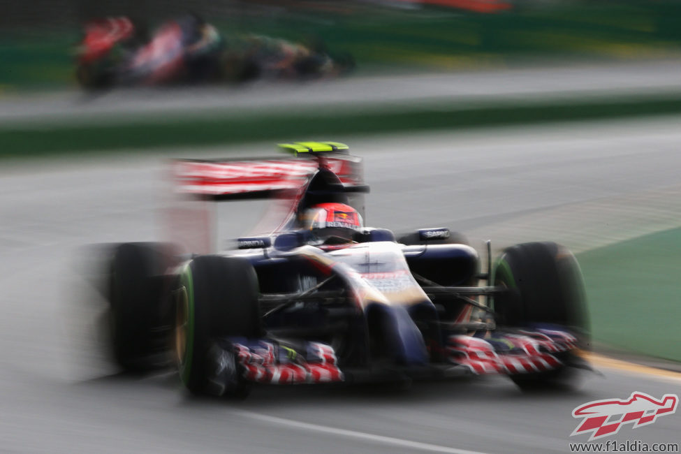 Daniil Kvyat perseguido a lo lejos por Jean-Eric Vergne