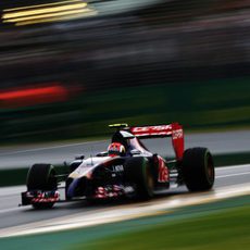 Daniil Kvyat a toda velocidad con el STR9 sobre el asfalto de Albert Park