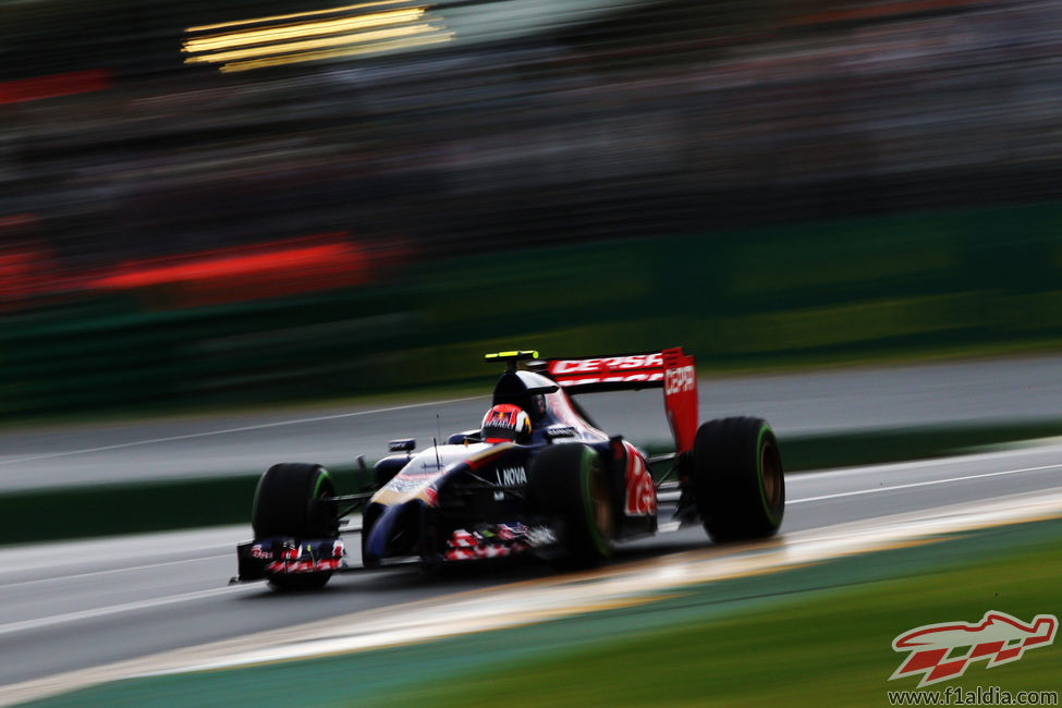 Daniil Kvyat a toda velocidad con el STR9 sobre el asfalto de Albert Park