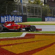 Fernando Alonso en una de las curvas del primer sector de Albert Park