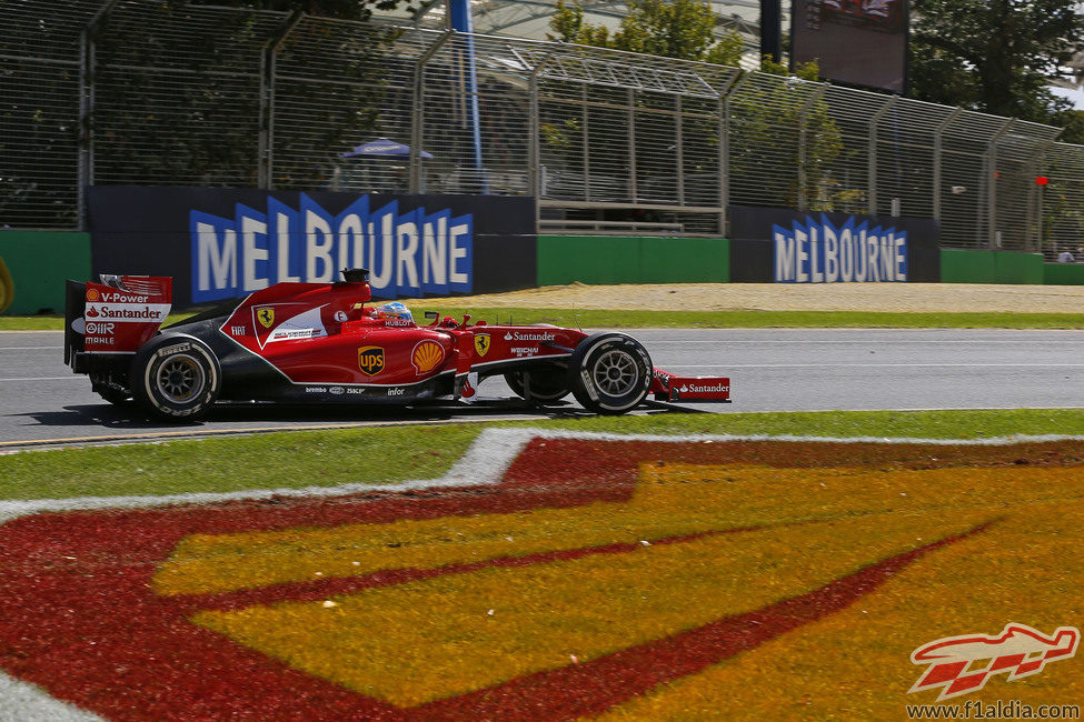 Fernando Alonso en una de las curvas del primer sector de Albert Park