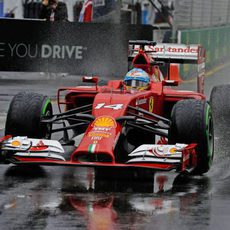 Fernando Alonso sale de boxes con el neumático intermedio