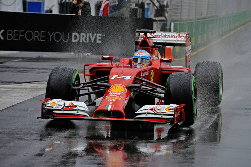 Fernando Alonso sale de boxes con el neumático intermedio