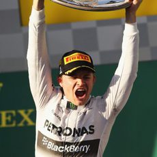 Nico Rosberg alza el trofeo del campeón