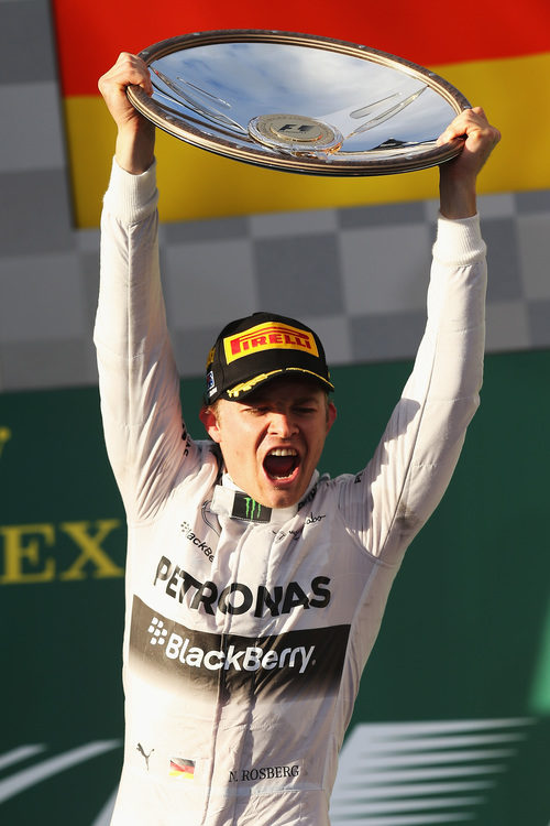 Nico Rosberg alza el trofeo del campeón